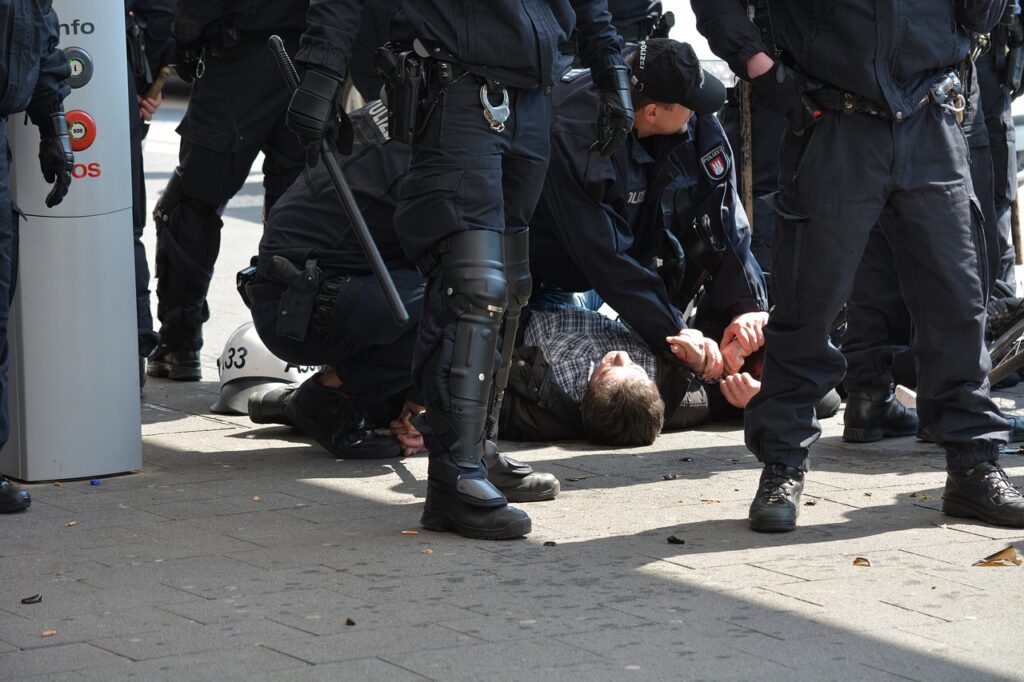 In Münster löste ein rechtsextremer Vorfall im Stadtgarten Empörung aus, als ein Mann mit Nazi-Symbolen für Aufsehen sorgte. Die Polizei griff ein, um die Lage zu beruhigen.