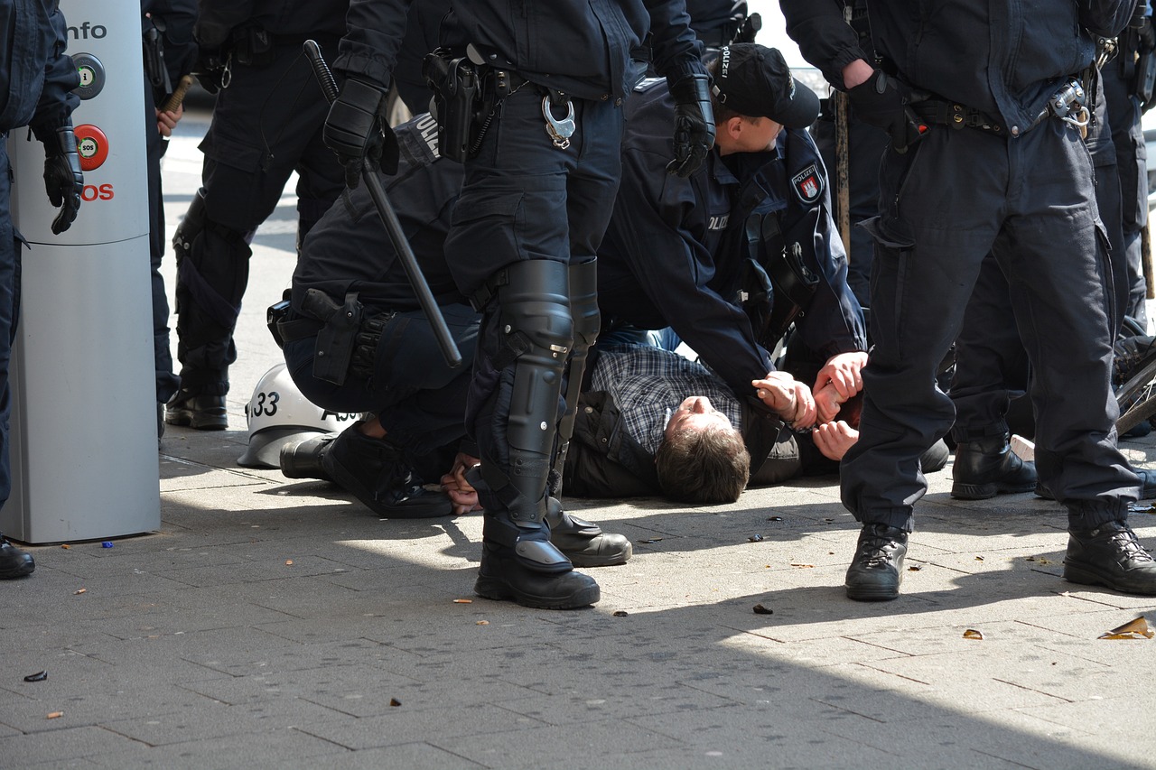 In Münster löste ein rechtsextremer Vorfall im Stadtgarten Empörung aus, als ein Mann mit Nazi-Symbolen für Aufsehen sorgte. Die Polizei griff ein, um die Lage zu beruhigen.