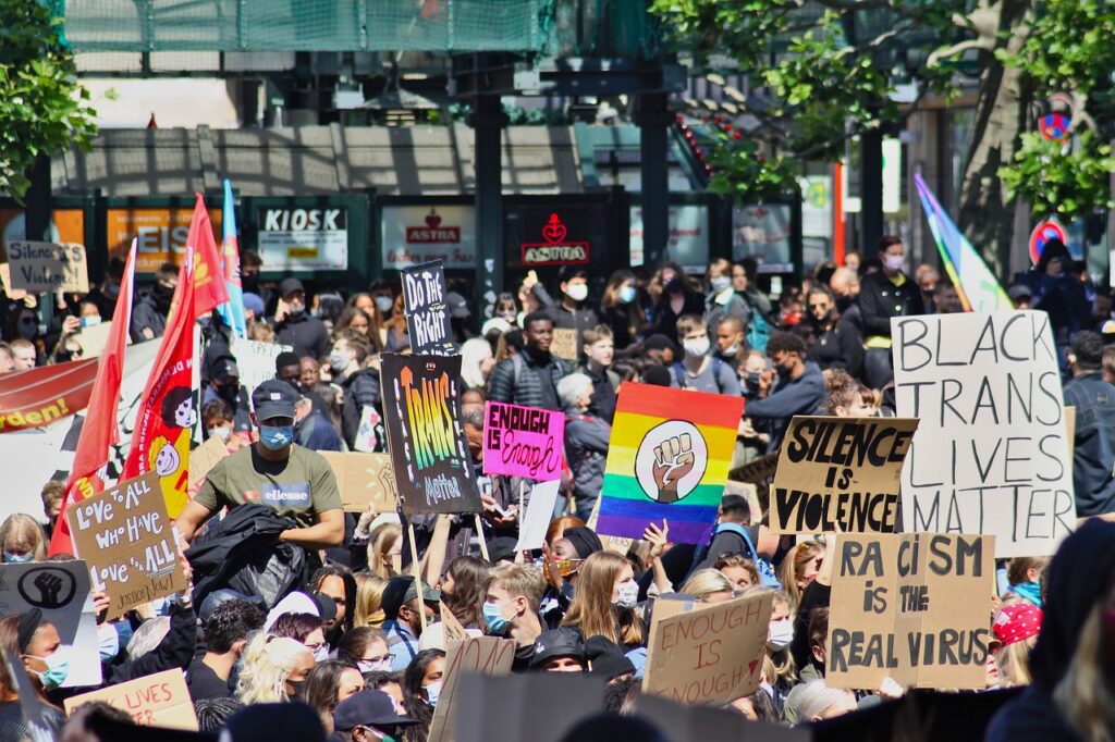 Demonstrationen gegen den AfD-Parteitag in Essen endeten in Gewalt. Über 50.000 Teilnehmer, zahlreiche Verletzte und politische Reaktionen prägten das Wochenende.