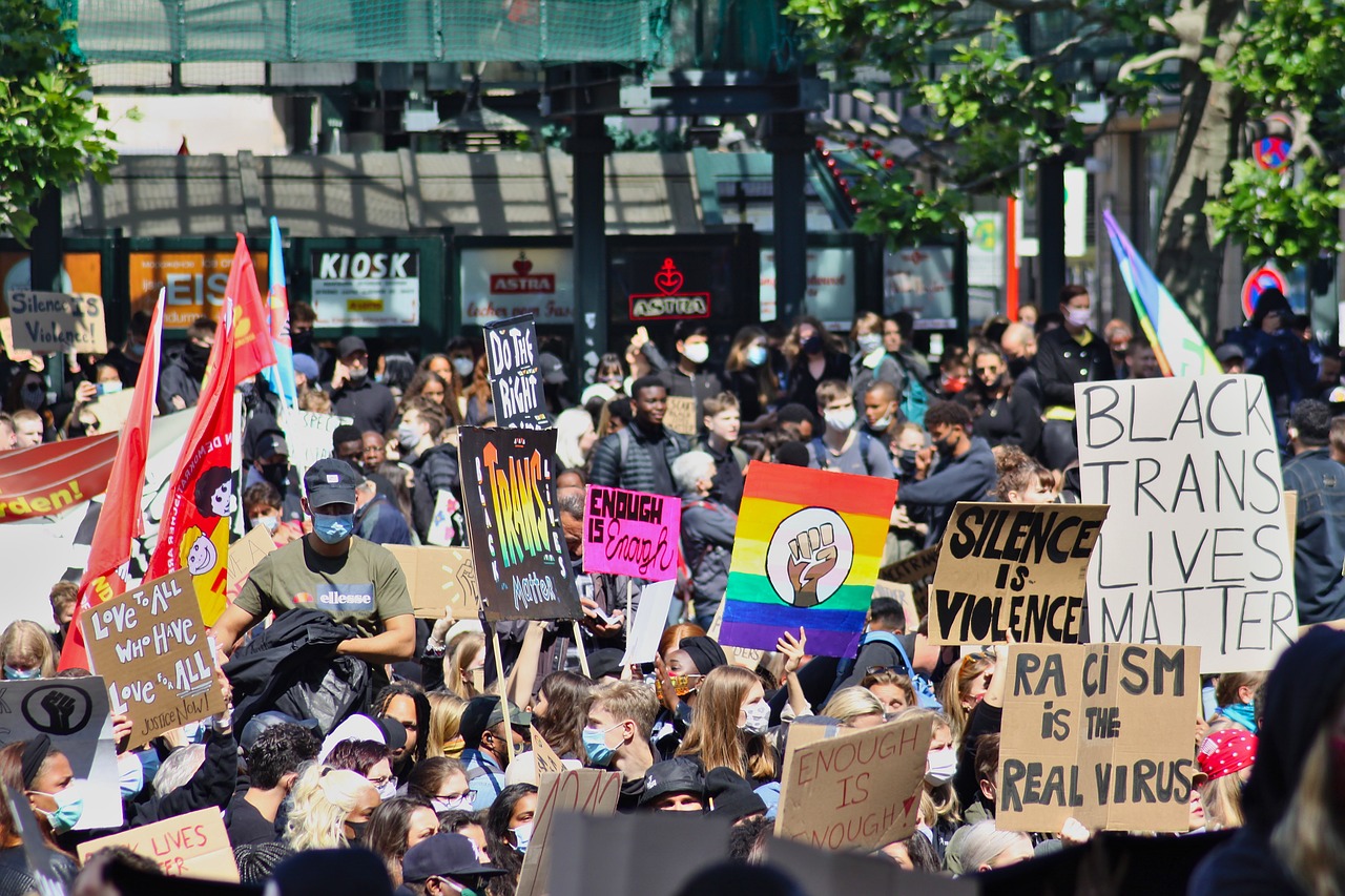 Demonstrationen gegen den AfD-Parteitag in Essen endeten in Gewalt. Über 50.000 Teilnehmer, zahlreiche Verletzte und politische Reaktionen prägten das Wochenende.
