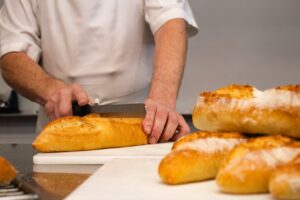 Die Zahl der Bäckereibetriebe in Deutschland sinkt weiter, obwohl die Verkaufsstellen stabil bleiben.