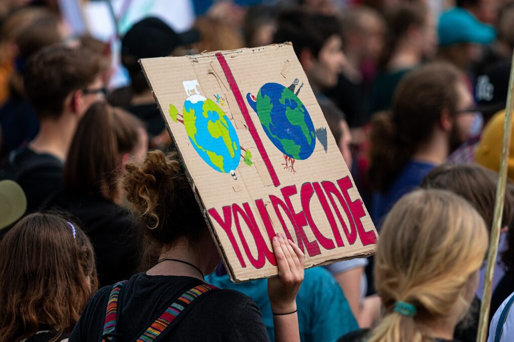 Straßenblockade durch „Klimakleber“ in Bielefeld führt zu hohen Gebühren. Am Wochenende vor der Bundestagswahl rückt Münster nicht nur mit dem Klimastreik, sondern auch mit dem CSD 2025 in den Fokus.