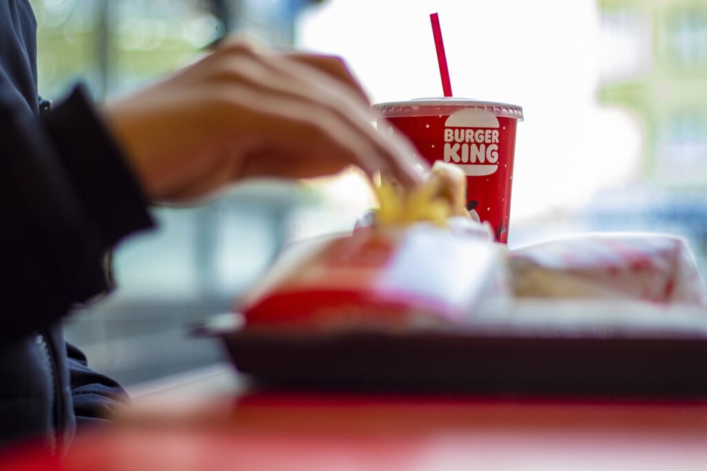 Ein Angeklagter im Raubüberfall auf eine Burger-King-Filiale in Lengerich legt beim Prozessbeginn ein umfassendes Geständnis ab, das neue Details zum Fall bringt.