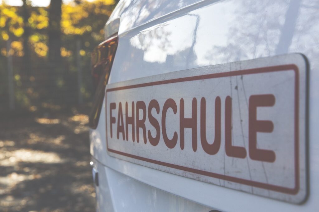 Versuch, bei der theoretischen Fahrprüfung in Ahaus zu betrügen, aufgedeckt. 50-jähriger Mann aus Afghanistan nutzte technische Hilfsmittel.