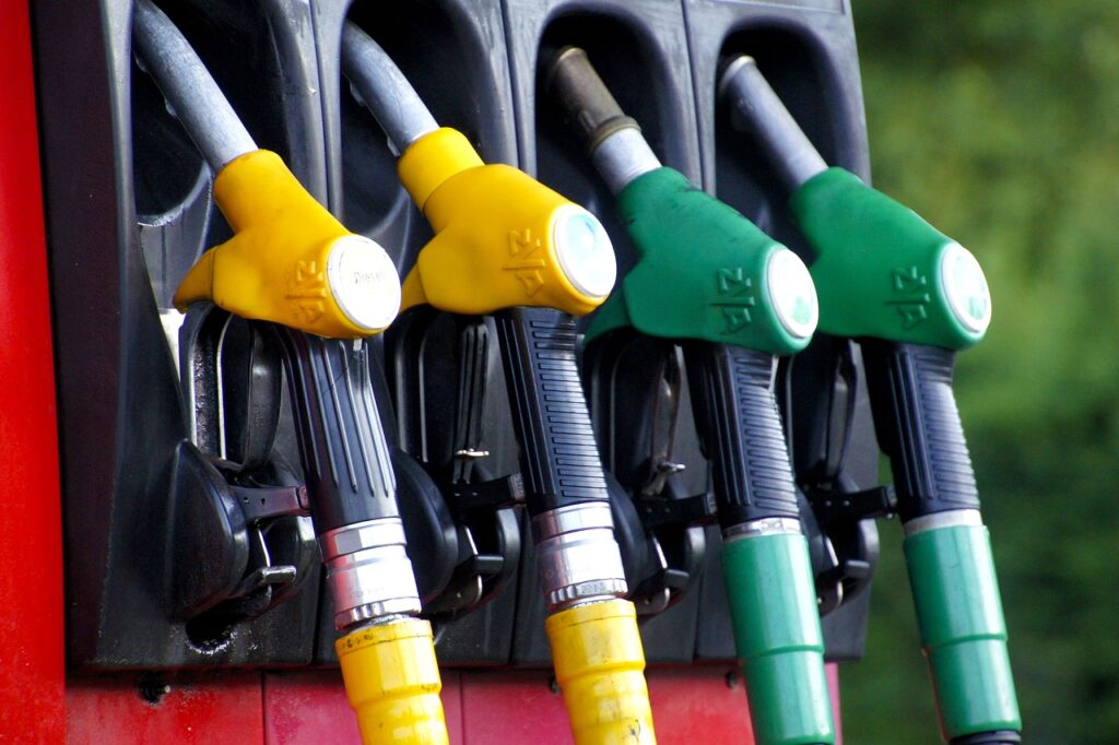 Festnahmen nach Tankstellenraub in Münster Metadeskription: In Münster wurden vier Personen nach einem Raubüberfall auf eine Tankstelle festgenommen. Lesen Sie den ausführlichen Bericht über die Festnahme, die damit verbundenen Straftaten und die laufenden polizeilichen Ermittlungen.