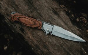Messerangriff Münster: 48-jähriger Mann schwer verletzt. Polizei richtet Mordkommission ein. Täter auf der Flucht. Nach einem Messerangriff in Geseke wurde ein 14-Jähriger schwer verletzt, ist aber außer Lebensgefahr. Erfahren Sie mehr über den Vorfall und die Maßnahmen zur Prävention von Jugendgewalt. Nach einer Messerattacke in Bielefeld-Brackwede wurde ein Tatverdächtiger festgenommen. Ein 16-Jähriger wurde lebensgefährlich verletzt.