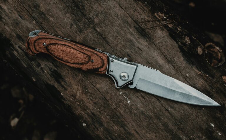 Messerangriff Münster: 48-jähriger Mann schwer verletzt. Polizei richtet Mordkommission ein. Täter auf der Flucht. Nach einem Messerangriff in Geseke wurde ein 14-Jähriger schwer verletzt, ist aber außer Lebensgefahr. Erfahren Sie mehr über den Vorfall und die Maßnahmen zur Prävention von Jugendgewalt. Nach einer Messerattacke in Bielefeld-Brackwede wurde ein Tatverdächtiger festgenommen. Ein 16-Jähriger wurde lebensgefährlich verletzt.