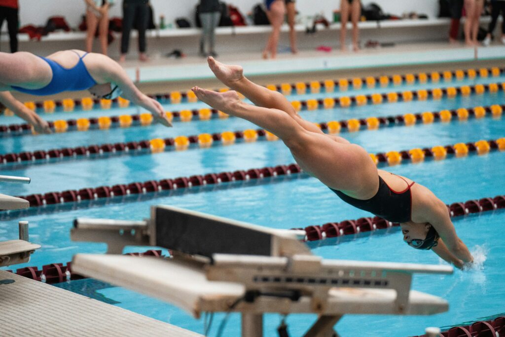 Special Olympics Landesspiele 2024 in Münster: Sportliche Vielfalt und Inklusion. Das Foto zeigt Schwimmer, die von einem Startblock springen.