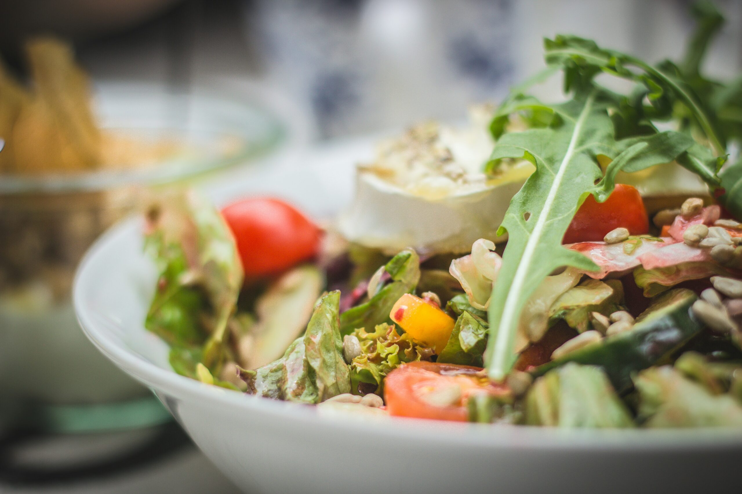 Wiederbelebung welken Gemüses: Einfache Tipps für den Alltag Der traurige Anblick welken Salats Fast jeder hat es schon einmal erlebt: Der Salat, der am Morgen noch frisch und knackig auf dem Markt erstanden wurde, wirkt nach nur wenigen Stunden traurig und schlapp. Besonders anfällig sind zarte Salatsorten, die sehr empfindlich auf die Lagerbedingungen reagieren. Doch welker Salat muss nicht gleich ein Fall für die Biotonne sein. In den meisten Fällen fehlt ihm einfach nur Wasser.