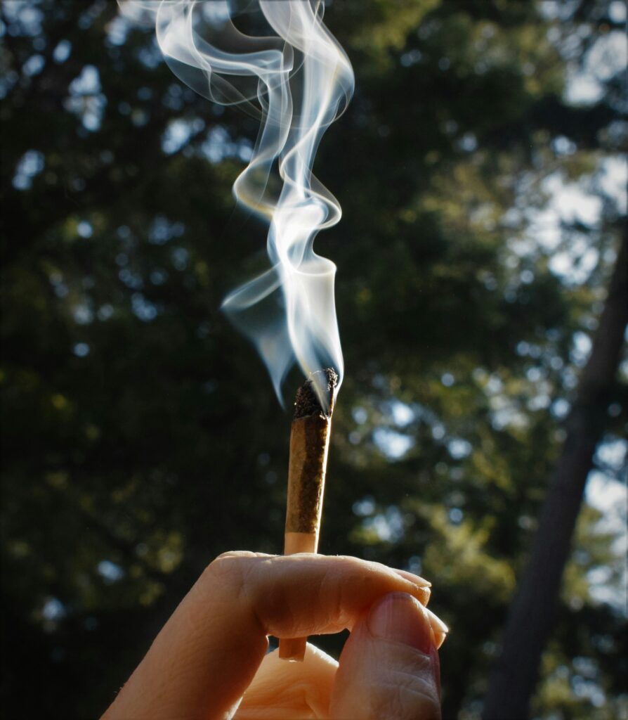 Neuer Bußgeldkatalog: Auf dem Send darf nicht gekifft werden Einführung des Bußgeldkatalogs Nordrhein-Westfalen hat kürzlich einen neuen Bußgeldkatalog für Verstöße gegen die neuen Cannabis-Regelungen eingeführt. Diese Maßnahme zielt darauf ab, die Einhaltung der Gesetze zu gewährleisten und das Wohl der Bürger zu schützen. Die neuen Regelungen betreffen sowohl den privaten als auch den öffentlichen Bereich und sollen dazu beitragen, Missbrauch und illegale Aktivitäten rund um Cannabis einzudämmen.