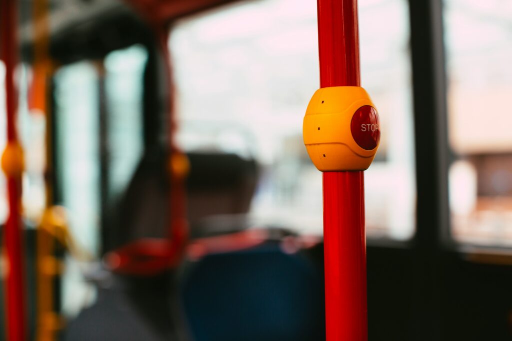 Finanzgericht Münster entscheidet gegen Steuererleichterungen bei kurzen Distanzen Rechtsfall im Überblick: Ablehnung der doppelten Haushaltsführung Ein aktuelles Urteil des Finanzgerichts Münster hat für Diskussionen gesorgt. Ein Ehepaar hatte versucht, die Kosten für eine Zweitwohnung steuerlich als doppelte Haushaltsführung geltend zu machen. Ihr Hauptwohnsitz lag 30 Kilometer entfernt von der Arbeitsstätte des Mannes, der Geschäftsführer ist. Die Zweitwohnung, nur einen Kilometer vom Arbeitsplatz entfernt, sollte die tägliche Pendelzeit verkürzen. Das Finanzamt lehnte dies ab, da eine so kurze Entfernung zwischen Hauptwohnsitz und Arbeitsstätte als zumutbar angesehen wird.