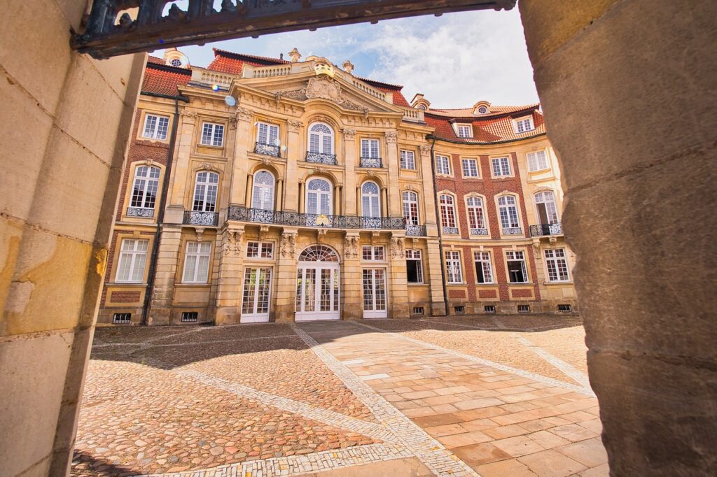 Erleben Sie den Erbdrostenhof Münster, ein Juwel barocker Baukunst, und entdecken Sie seine beeindruckende Geschichte und Architektur. Besuchen Sie uns jetzt! Erleben Sie den Schauraum in Münster vom 29. bis 31. August: Ein Fest der Kunst und Kultur mit Events am Domplatz, im Erbdrostenhof und an 34 weiteren Orten.