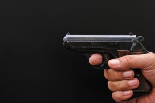 Schüsse auf einem Aldi-Parkplatz in Ahlen sorgten für Panik. Alle Details zu Verletzten, Polizei und Ermittlungen.