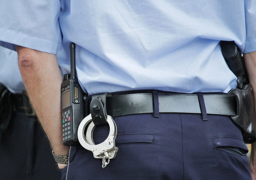 Mutmaßliche Gruppenvergewaltigung in Iserlohn weitet sich auf Geiselnahmeverdacht aus. Vier Männer in Untersuchungshaft, Ermittlungen laufen.