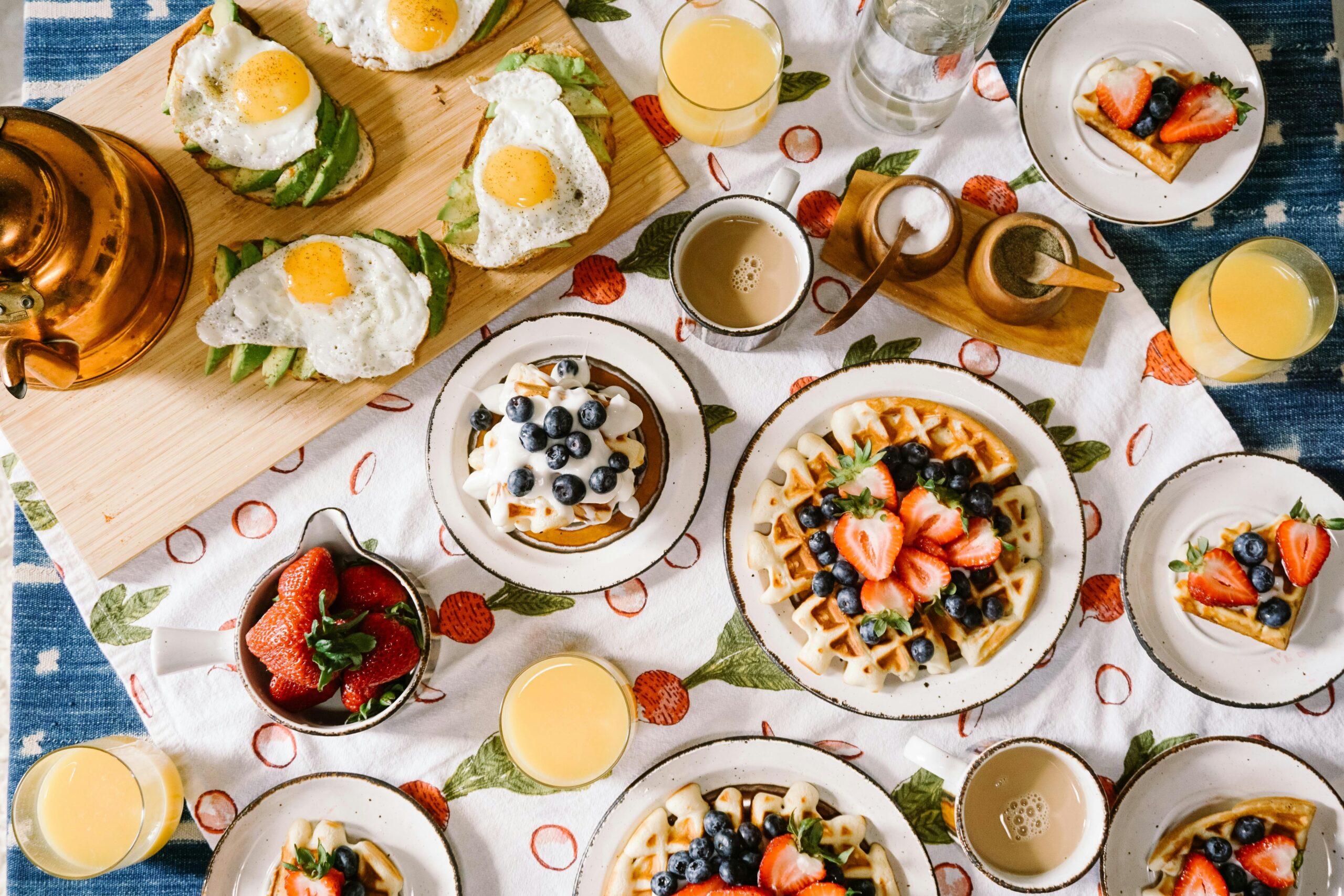 Morgens sind Kohlenhydrate weniger dickmachend Die Rolle von Suppen beim Frühstück In vielen asiatischen Ländern ist es üblich, den Tag mit einer heißen Suppe zu beginnen. Diese Form des Frühstücks wird als nahrhaft und sättigend betrachtet. Eine clevere Idee, die auch bei uns Anwendung finden könnte, wäre es, die Reste des Vorabends als Frühstück zu nutzen, etwa in Form eines Gemüsegerichts.