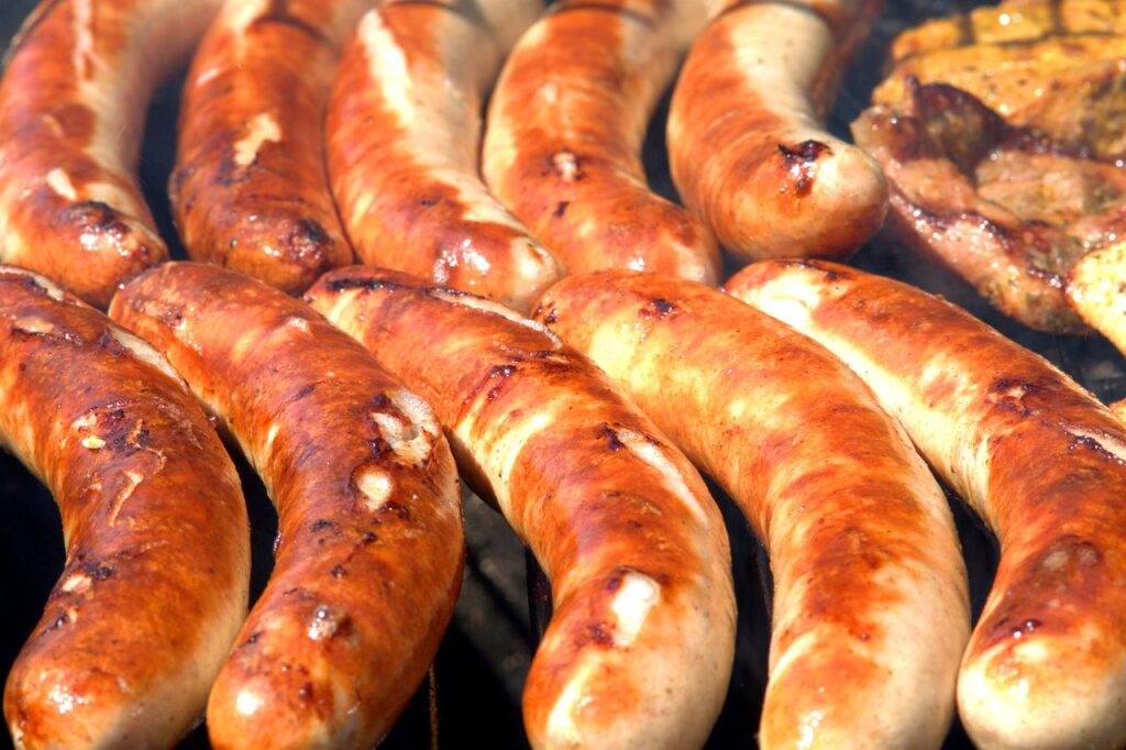 Wurst Wiegen: Entscheidend sind Wurstpelle und Verschlussclips - Das OVG Münster klärt, ob diese Teile zur Nennfüllmenge zählen.
