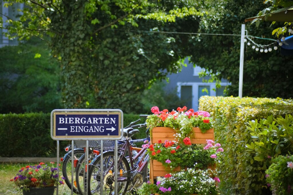 Schild mit "Biergarten". Wo gibt es leckeres Bier in Münster= Die Top 5-Biergörten.