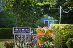 Schild mit "Biergarten". Wo gibt es leckeres Bier in Münster= Die Top 5-Biergörten.