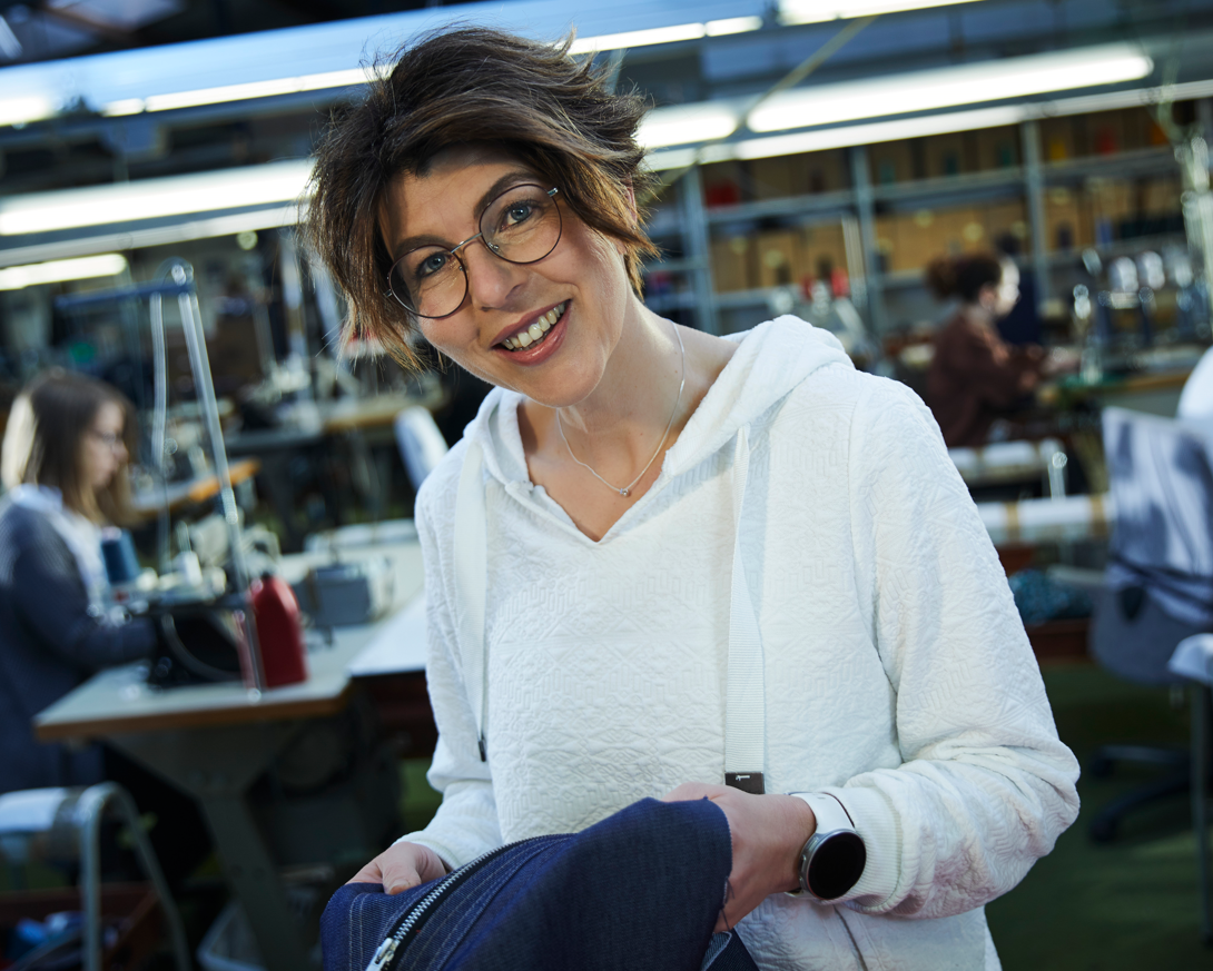 Die Buddy Workwear Manufaktur, ein traditionsreiches Unternehmen aus Warendorf, nahe Münster, steht seit über einem Jahrhundert für erstklassige Qualität und innovative Ansätze in der Herstellung von Arbeitskleidung in Münster.