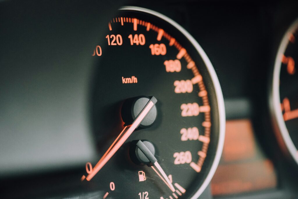 Ein Autofahrer flüchtet vor der Polizei in Drensteinfurt mit über 200 km/h bei einer Verfolgungsjagd. Die Polizei bittet um Hinweise zur Identifizierung des Fahrers.