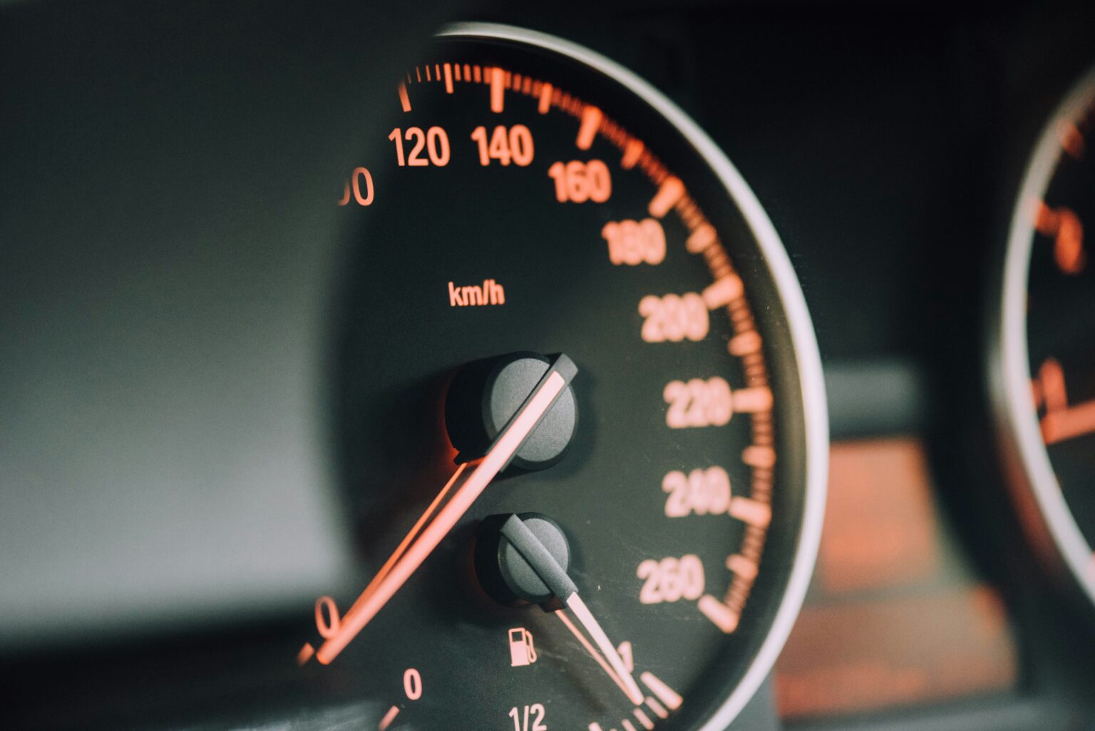 Ein Autofahrer flüchtet vor der Polizei in Drensteinfurt mit über 200 km/h bei einer Verfolgungsjagd. Die Polizei bittet um Hinweise zur Identifizierung des Fahrers.