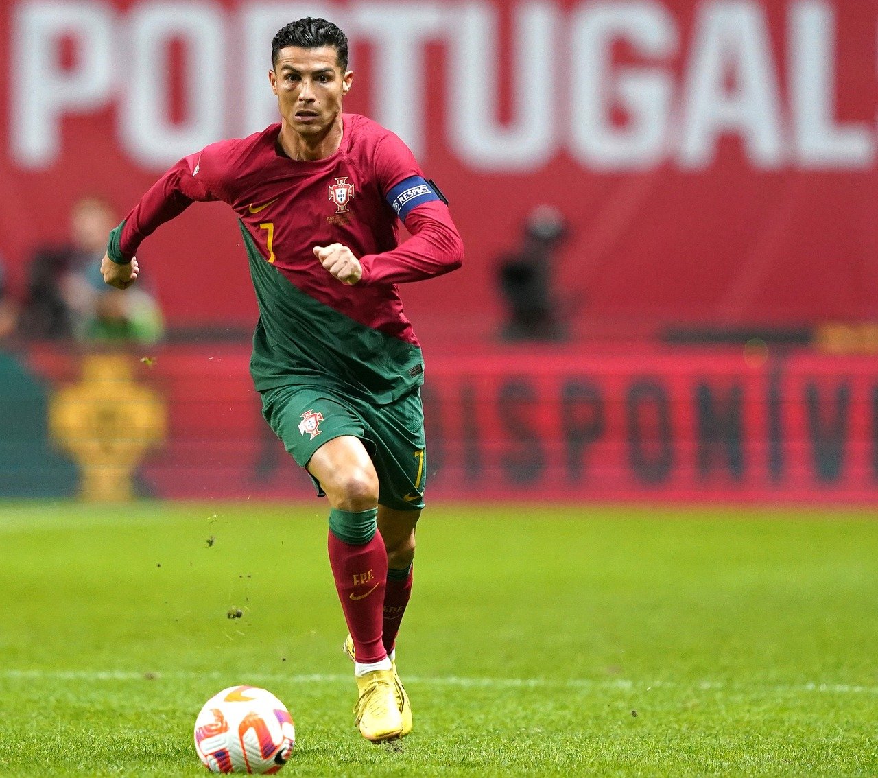Die portugiesische Nationalmannschaft ist in Greven gelandet und reiste weiter nach Gütersloh. Tausende Fans begrüßten das Team, das sich auf die EM vorbereitet.