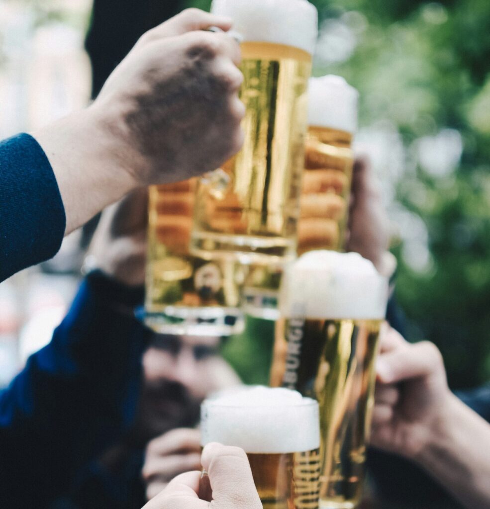 Freunde stoßen an! Diese Bars übertragen die EM Spiele