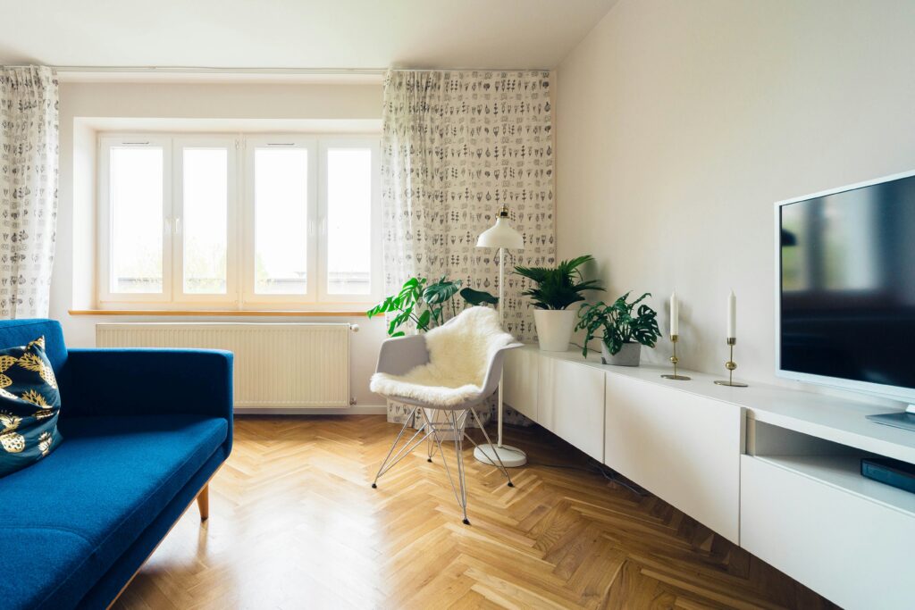 In Münster beobachten wir eine deutliche Entwicklung bei den Mietpreisen für Single-Wohnungen. Einpersonenhaushalte, die oft höhere Mieten pro Quadratmeter zahlen, ähneln in dieser Hinsicht den kleineren Verpackungen im Supermarkt, die ebenfalls teurer sind. Aktuelle Daten zeigen, dass Einpersonenhaushalte über 35% ihres Einkommens für Miete aufwenden, während der Durchschnitt bei 28% liegt.