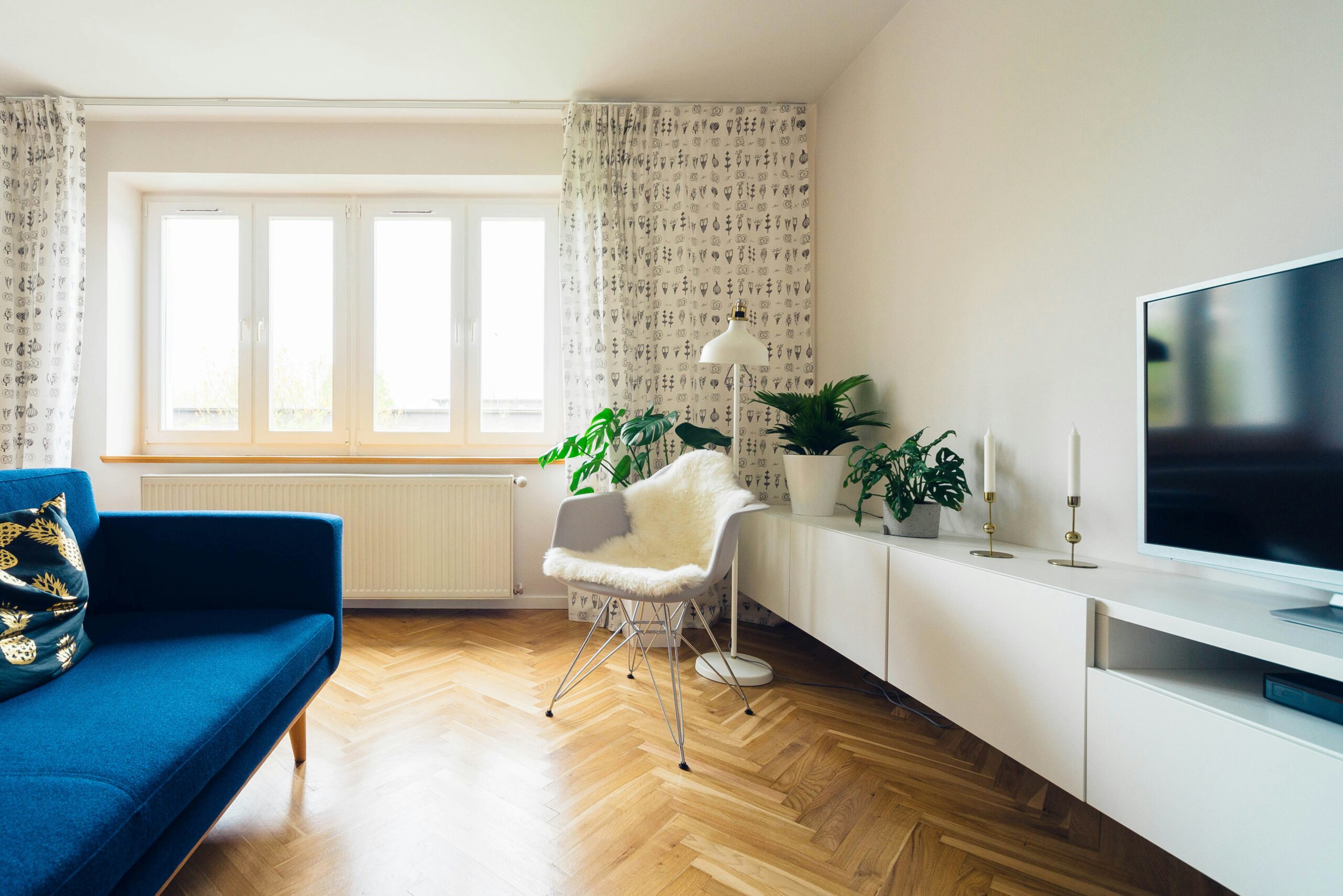 In Münster beobachten wir eine deutliche Entwicklung bei den Mietpreisen für Single-Wohnungen. Einpersonenhaushalte, die oft höhere Mieten pro Quadratmeter zahlen, ähneln in dieser Hinsicht den kleineren Verpackungen im Supermarkt, die ebenfalls teurer sind. Aktuelle Daten zeigen, dass Einpersonenhaushalte über 35% ihres Einkommens für Miete aufwenden, während der Durchschnitt bei 28% liegt.
