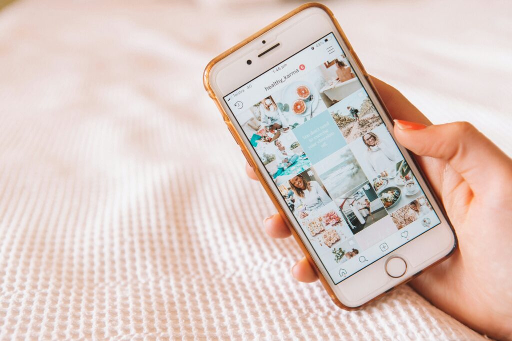 Wie man Influencer wird: Tipps und Tricks Einheitliche Bildsprache durch Fotobearbeitung Eine einheitliche Bildsprache ist der Schlüssel zum Erfolg als Influencer. Durch sorgfältige Bearbeitung der Fotos lässt sich ein konsistentes optisches Branding erreichen, das für Wiedererkennung und Unverwechselbarkeit sorgt. Dies ist besonders wichtig, um sich in der Flut von Inhalten auf sozialen Medien abzuheben und eine loyale Anhängerschaft aufzubauen.