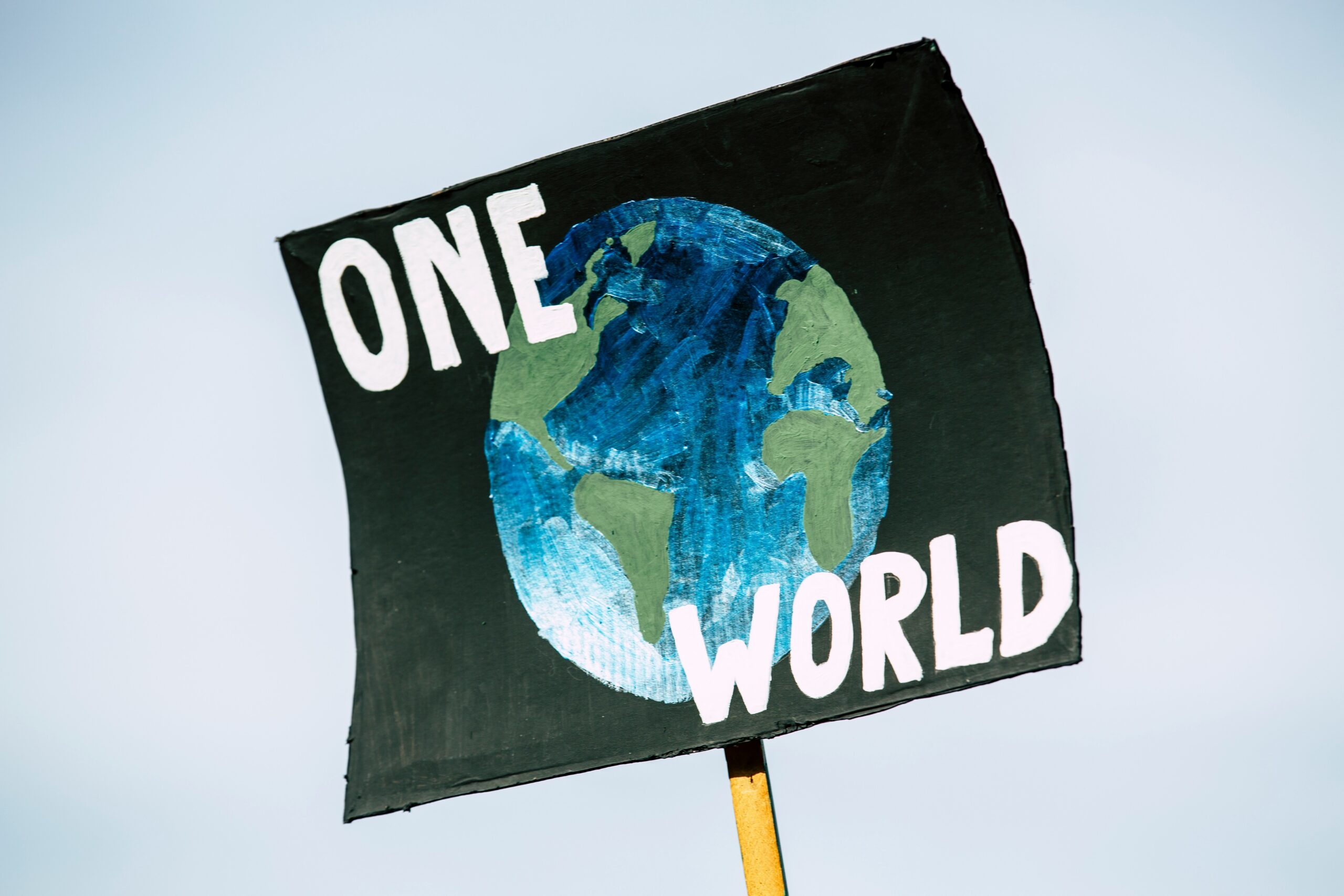 Am Samstagmittag blockierte die Gruppe „Letzte Generation“ erneut die Hauptverkehrsstraße Von-Vincke-Straße/Windthorststraße in Münster, um auf den Klimawandel aufmerksam zu machen. Die Aktion, die von etwa 50 Aktivisten durchgeführt wurde, zog viel Aufmerksamkeit auf sich und führte zu erheblichen Verkehrsbehinderungen.