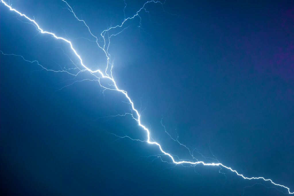 Zunehmende Unwetter und Gewitter im Münsterland: Gefahren und Schutzmaßnahmen In den letzten Jahren haben Unwetter und Gewitter im Münsterland zugenommen. Diese Entwicklung bringt ernsthafte Gefahren mit sich, besonders durch Blitzeinschläge. In diesem Artikel erfahren Sie, wie gefährlich Blitze sein können und wie man sich bei einem Gewitter richtig schützt.