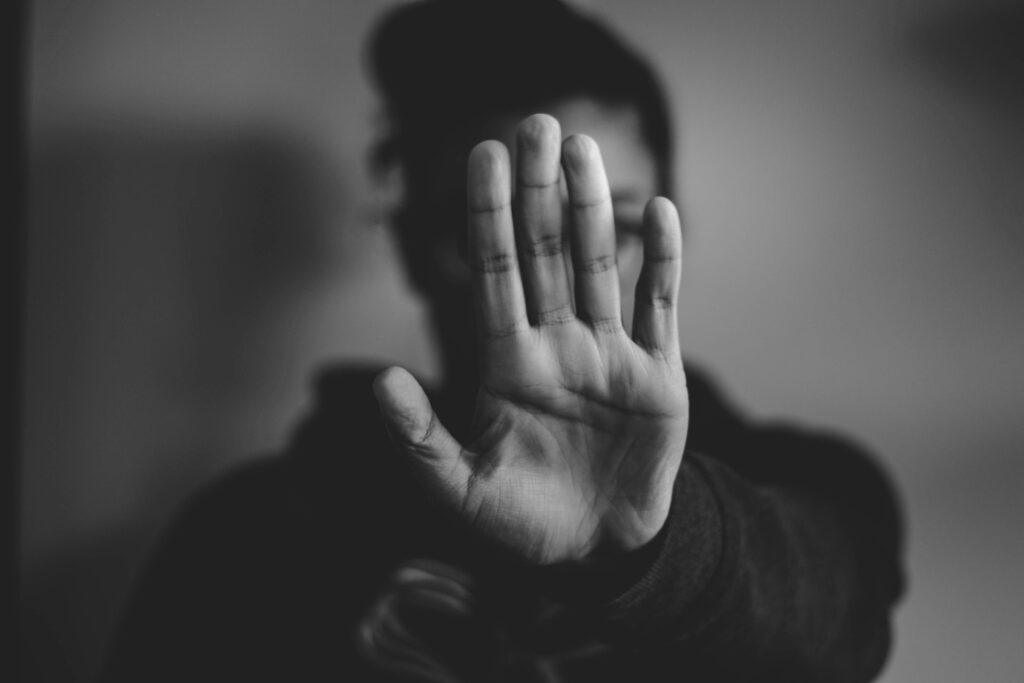 Hasskriminalität in NRW. Frau wehrt sich gegen Angreifer mit erhobener Hand.