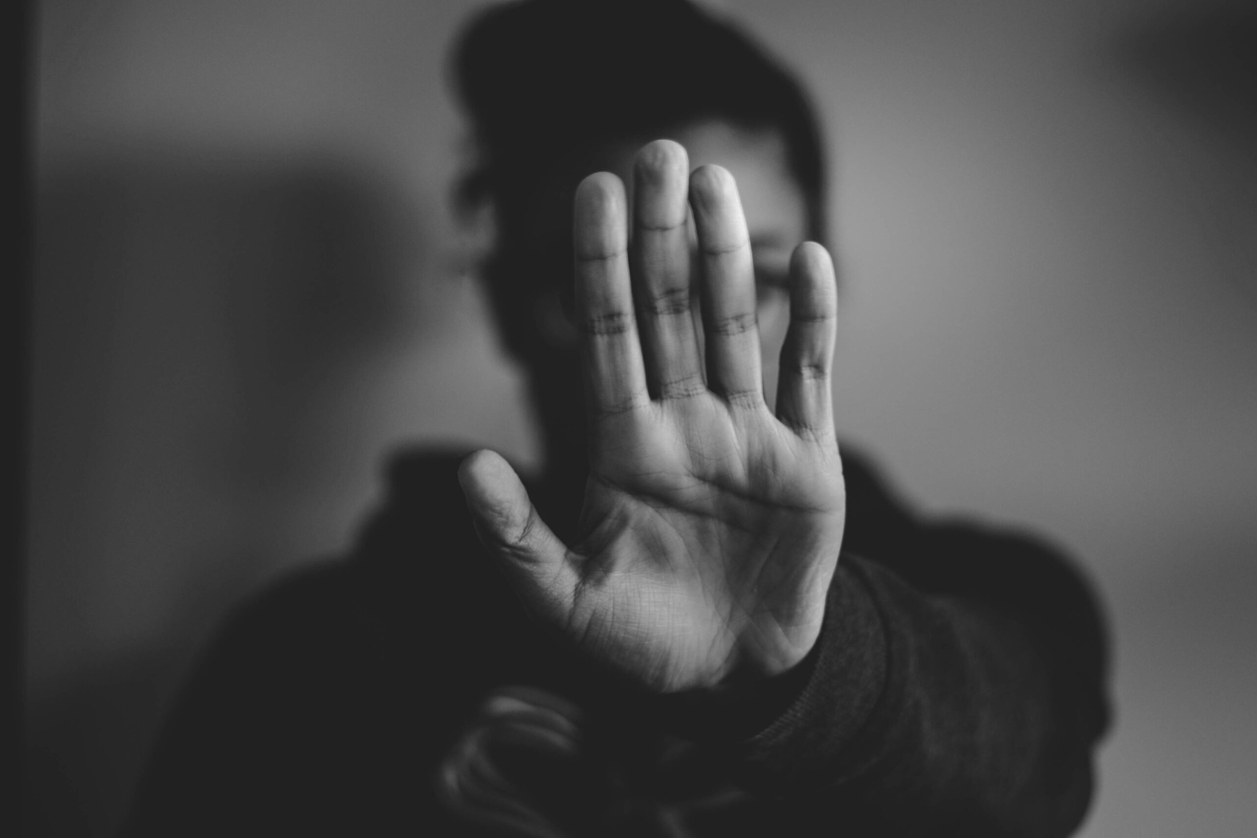 Hasskriminalität in NRW. Frau wehrt sich gegen Angreifer mit erhobener Hand.