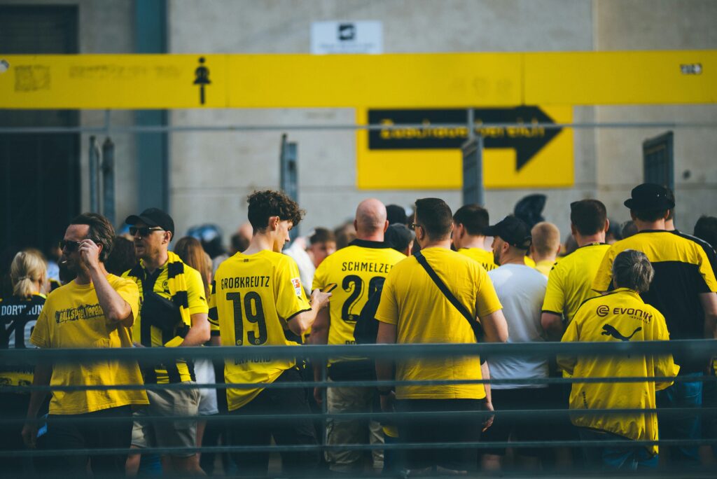 BVB unterliegt im Champions League-Finale: Edin Terzic bleibt der große Wurf verwehrt Bittere Niederlage für Borussia Dortmund Der Traum vom großen Triumph in der Champions League endete für Borussia Dortmund mit einer bitteren Niederlage gegen Real Madrid. Trotz einer couragierten Leistung und zahlreicher Chancen musste sich der BVB im Finale mit 0:2 geschlagen geben. Damit bleibt Trainer Edin Terzic, der bereits im Vorjahr nur knapp die Meisterschaft verpasste, erneut ohne den ersehnten Titel.