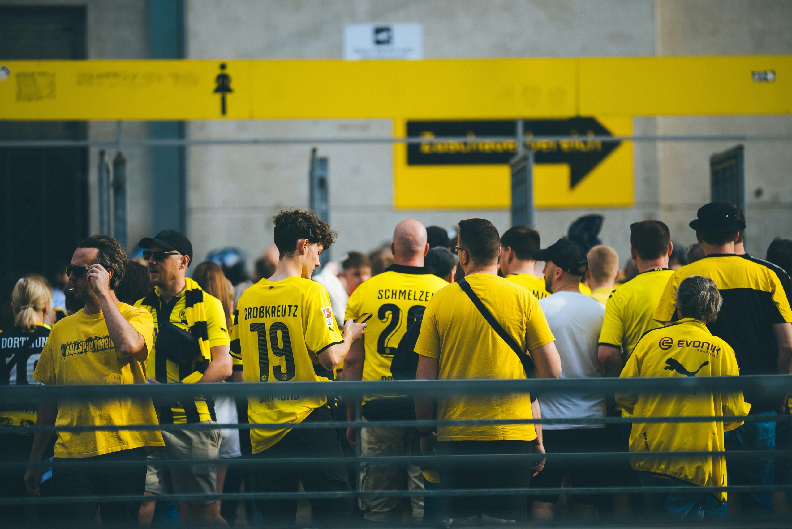 BVB unterliegt im Champions League-Finale: Edin Terzic bleibt der große Wurf verwehrt Bittere Niederlage für Borussia Dortmund Der Traum vom großen Triumph in der Champions League endete für Borussia Dortmund mit einer bitteren Niederlage gegen Real Madrid. Trotz einer couragierten Leistung und zahlreicher Chancen musste sich der BVB im Finale mit 0:2 geschlagen geben. Damit bleibt Trainer Edin Terzic, der bereits im Vorjahr nur knapp die Meisterschaft verpasste, erneut ohne den ersehnten Titel.