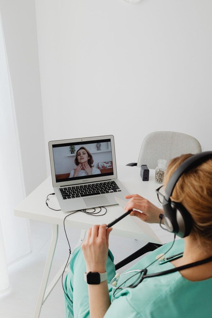 Die Telenotarzt-Zentrale in Münster startet den Probebetrieb und verbindet Rettungswagen digital mit der Zentrale, um die notärztliche Versorgung in der Region zu verbessern.