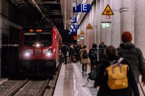 Schlichtung zwischen Fangruppen eskaliert – Zwei Männer im Bahnhof Emsdetten bewusstlos