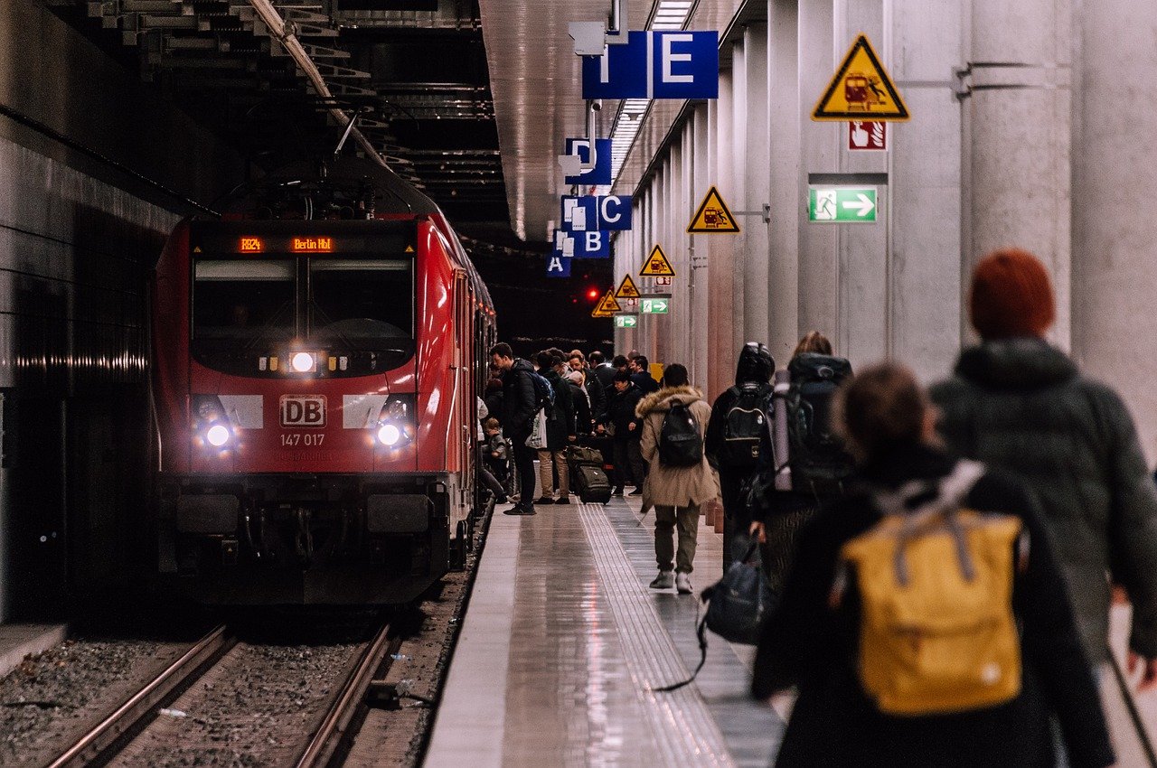 Ein 22-Jähriger verursachte eine Sperrung am Dortmunder Hauptbahnhof, als er seinen Rucksack in einem Drogeriemarkt-Regal zurückließ.