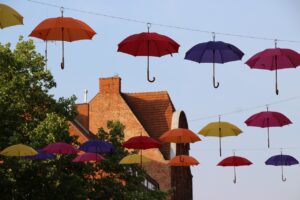 Du bist auf der Suche nach einem Stadtfest oder Straßenfest in Münster? Wir haben die Übersicht. Flohmärkte, Musik, offene Türen und ein buntes Programm– beim Hansafest 2025 in Münster wird das Viertel selbst zur Bühne.