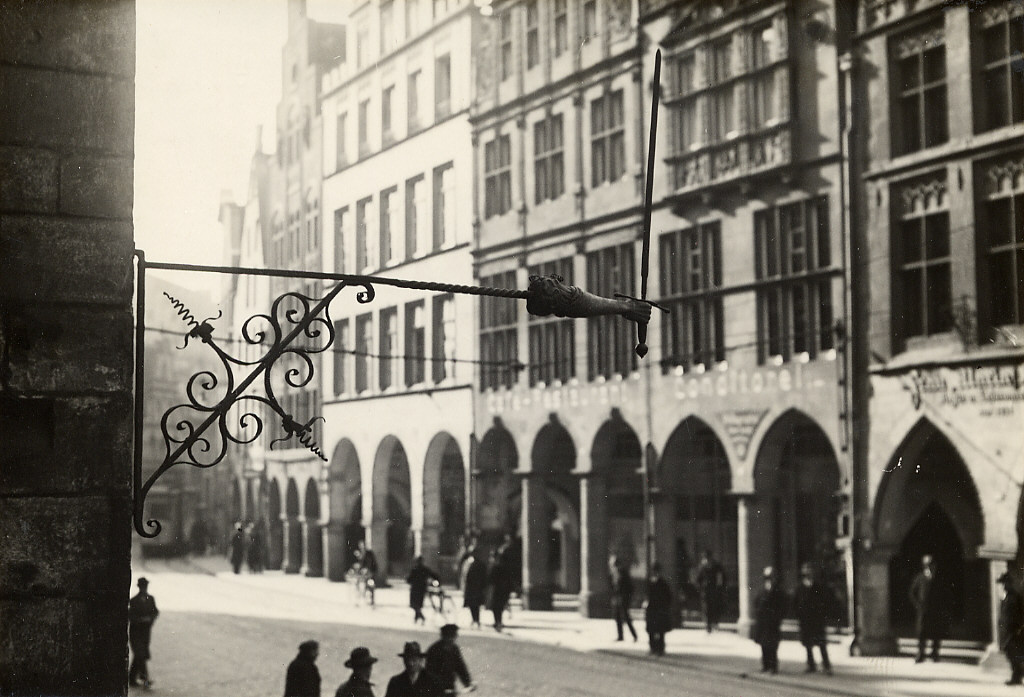 Die Stadt Münster fordert die Rückgabe des originalen Sendschwert von 1578. Eine Belohnung und ein Bummelpass werden für Hinweise geboten. Erfahre mehr über die spannende Suche nach dem Sendschwert, einem wichtigen historischen Erbe Münsters, und die aktuellen Suchmaßnahmen zur Rückgabe des gestohlenen Schwerts.