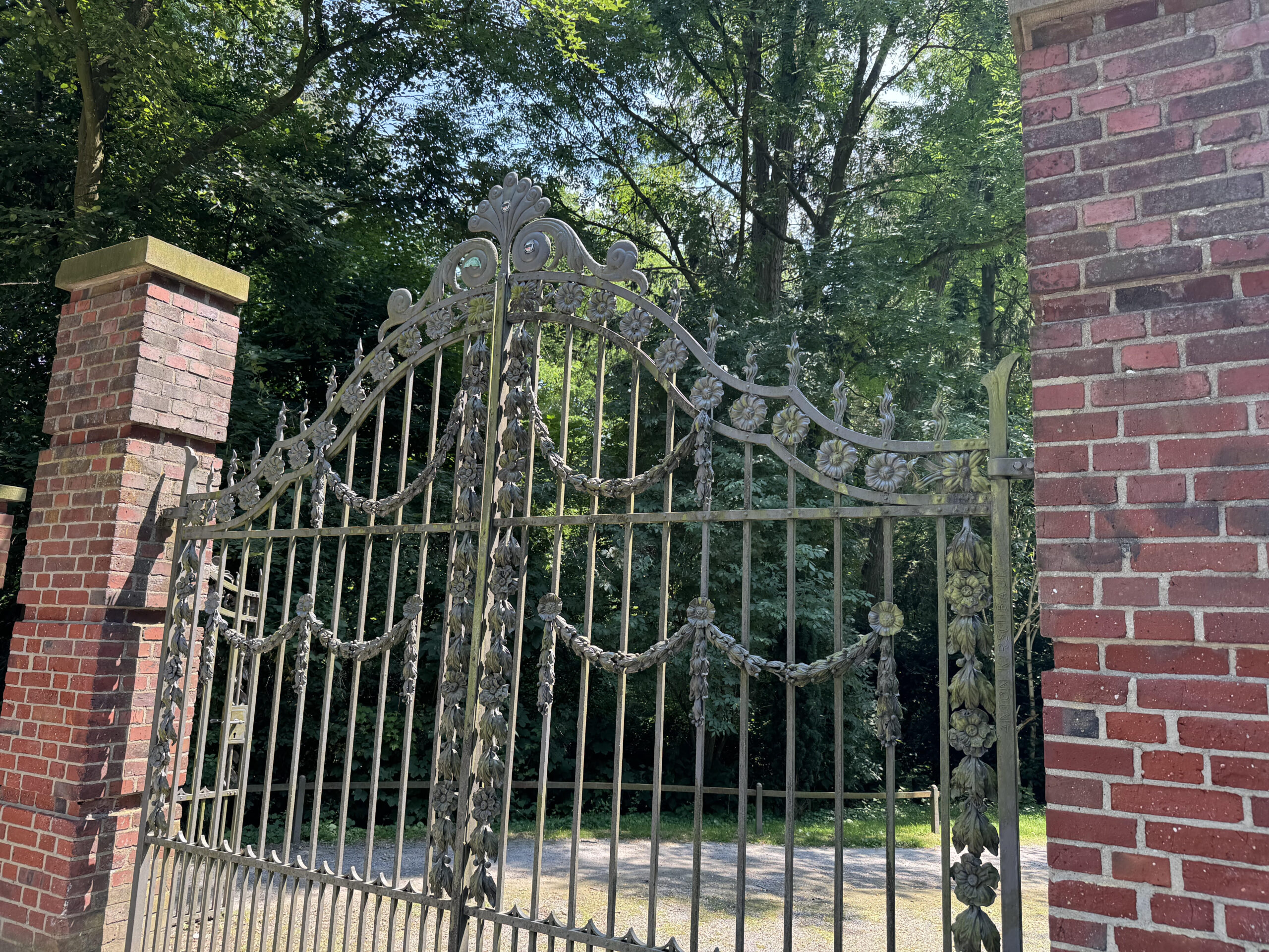 Entdecken Sie den Sentmaringer Park im Geistviertel von Münster. Erfahren Sie mehr über seine Geschichte, Landschaft und Freizeitmöglichkeiten in diesem idyllischen Park.