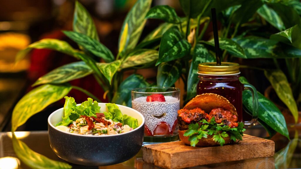 Food, verschiedene lecker angerichtete Gerichte vor grünen Pflanzen. Was gibt es Neues für Foodies in Münster? New York Rolls, Italienisch und Fusion