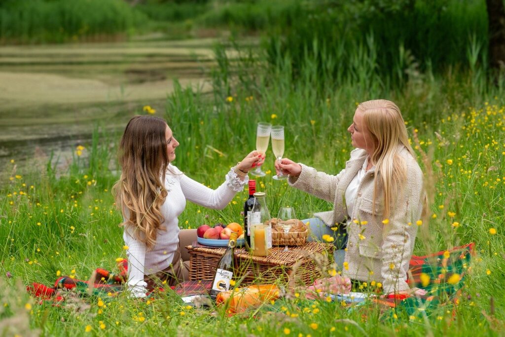 Entdecke die besten Orte für ein Picknick in Münster, vom Wienburgpark über die Rieselfelder bis zum Aasee. Erlebe Natur pur und entspannte Stunden im Grünen!