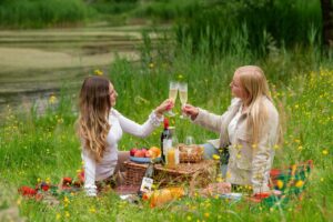 Entdecke die besten Orte für ein Picknick in Münster, vom Wienburgpark über die Rieselfelder bis zum Aasee. Erlebe Natur pur und entspannte Stunden im Grünen!