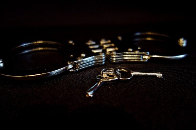 Ein 62-jähriger Münsteraner wurde tot in seiner Wohnung aufgefunden. Die Polizei ermittelt wegen Totschlags gegen zwei Tatverdächtige. Erfahren Sie mehr über die Hintergründe dieses tragischen Falls. Nach dem Messerangriff in Nottuln sitzt der 38-jährige Tatverdächtige in Untersuchungshaft. Opfer außer Lebensgefahr. Politik fordert entschlosseneres Vorgehen gegen Femizide.