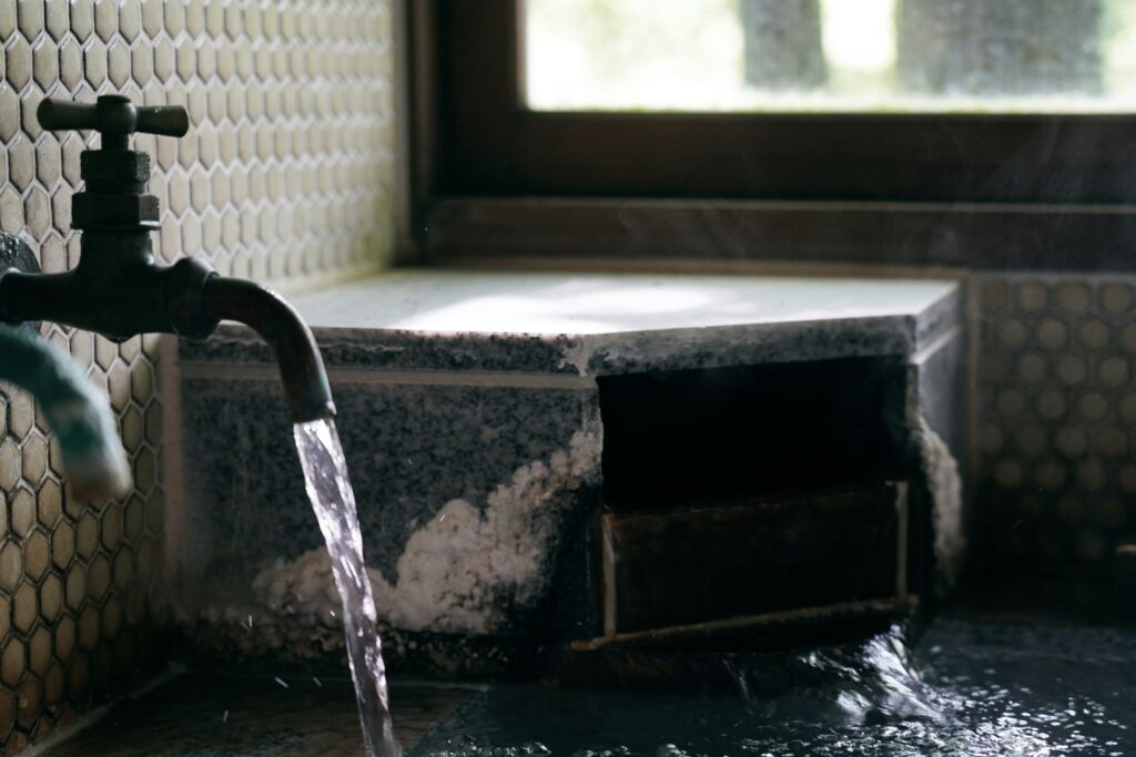 Wasserschaden in Coerde: Mieter kämpfen mit den Folgen Defekte nach Starkregen: Keller unter Wasser An der Königsberger Straße 4 im Stadtteil Coerde führte ein heftiger Starkregen zu erheblichen Problemen. Wasseransammlungen im Keller verursachten einen massiven Defekt in der Heizungs- und Wasseranlage des Gebäudes. Diese unerwartete Katastrophe stellte die Bewohner vor immense Herausforderungen, insbesondere in den oberen Stockwerken.