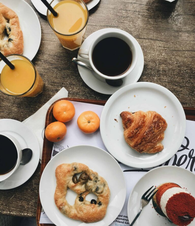 Leckerer Frühstückstisch mit Kaffee. Frühstück in Münster