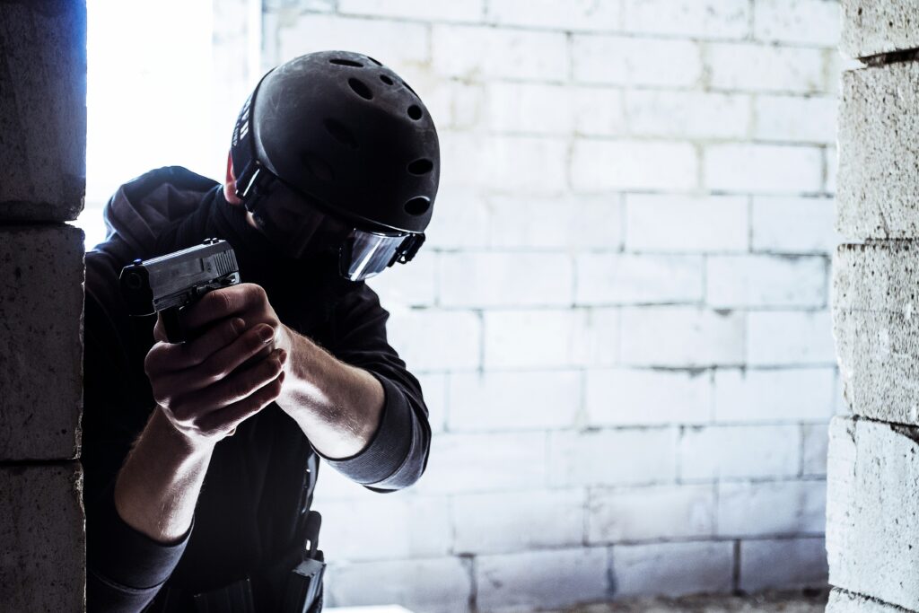 Der Amoklauf in Emsdetten führte zu vielen Veränderungen. Auf dem Bild ist ein Mann mit einer Waffe.