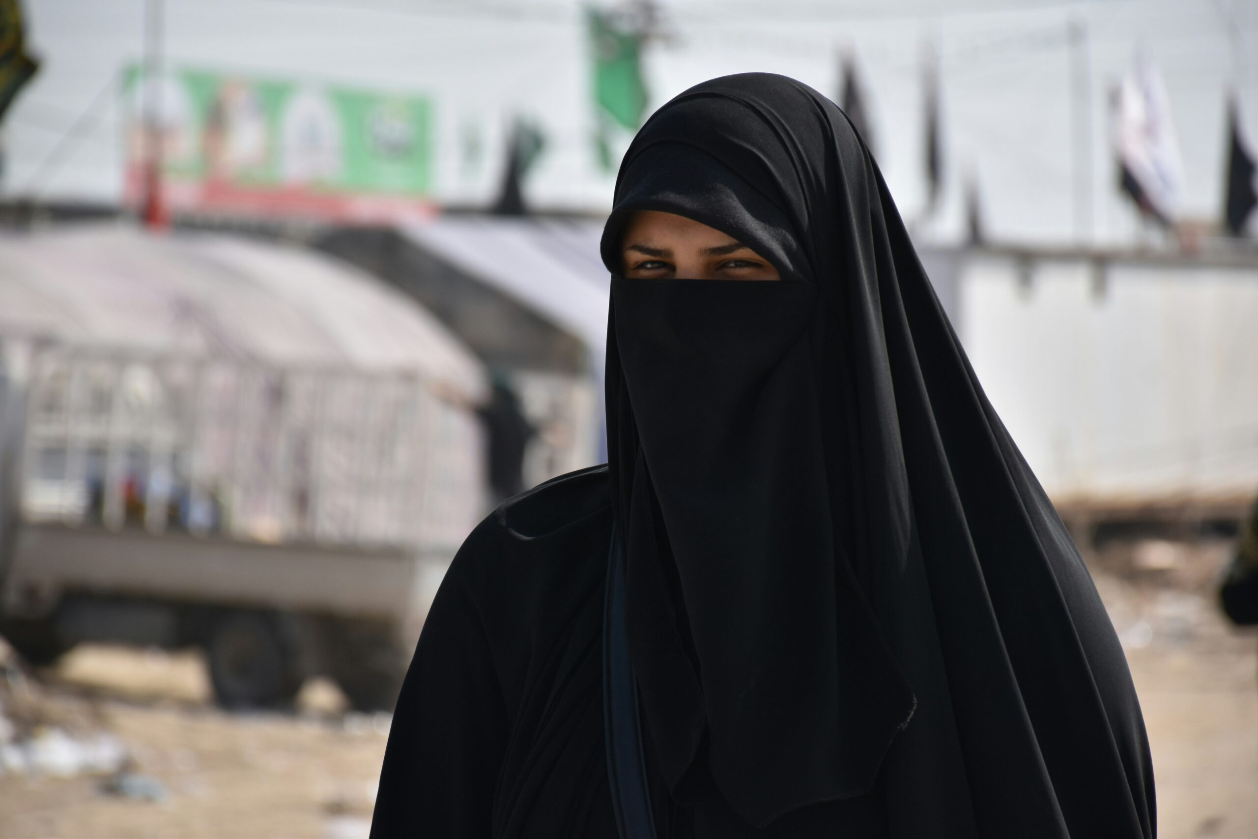 Muslimische Frau fordert vor dem OVG Münster Befreiung vom Verhüllungsverbot am Steuer. Der Fall könnte die Auslegung der Religionsfreiheit in Deutschland beeinflussen.